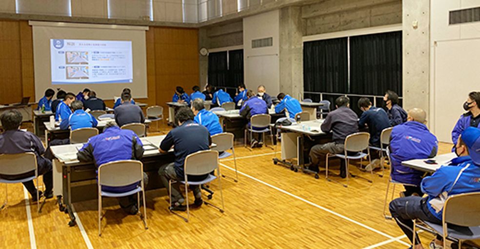 安全への取り組みに関する社内研修の様子