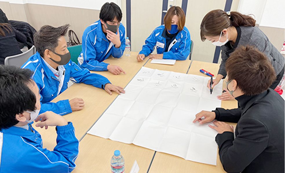 社員が議論している様子