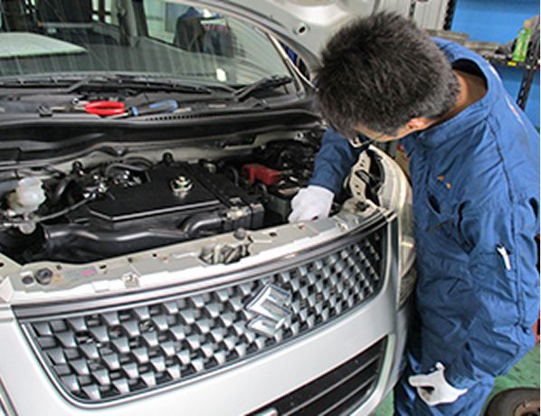 自動車整備事業の作業風景 1