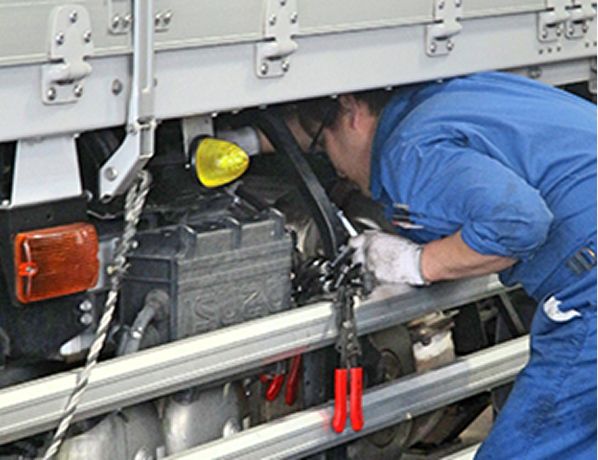 自動車整備事業の作業風景 3