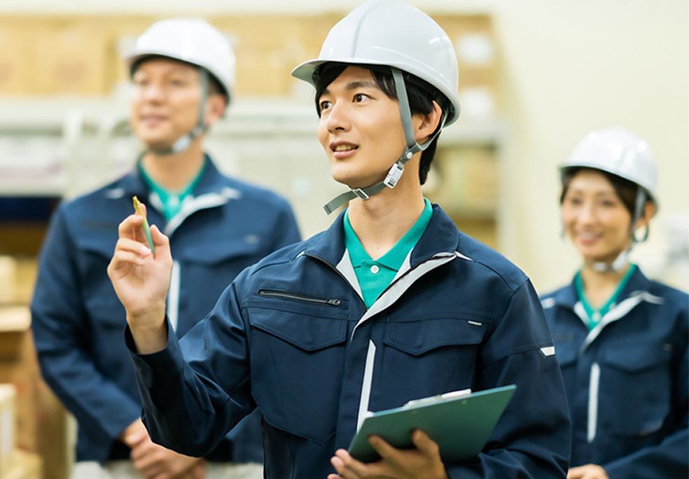 医薬品物流の現場で働くスタッフ