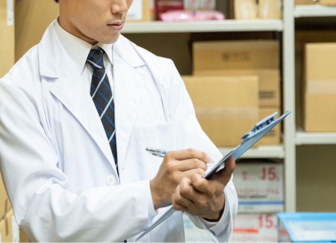 品質管理を行う医療物流スタッフ