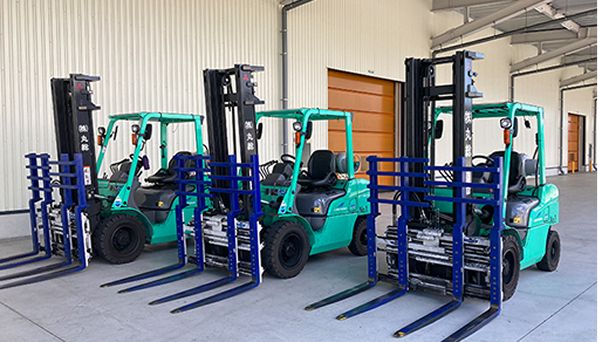 東海倉庫 事務所棟 フォークリフト